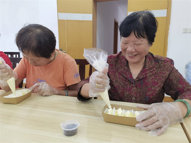 北仑柴桥成校：体验烘焙乐趣 巧手制作抱抱卷.jpg