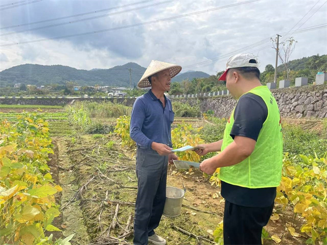 北仑柴桥成校：走入田间地头，制止秸秆焚烧.jpg