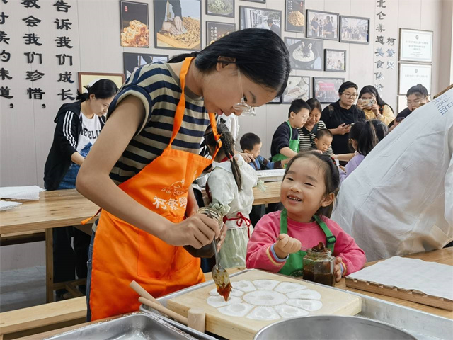 北仑柴桥成校：秋味食足 感受舌尖上的非遗美味.jpg