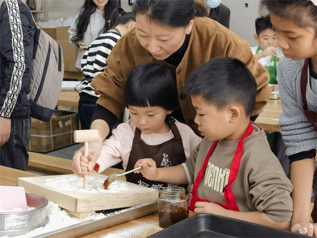 北仑柴桥成校：秋味食足 感受舌尖上的非遗美味1.jpg